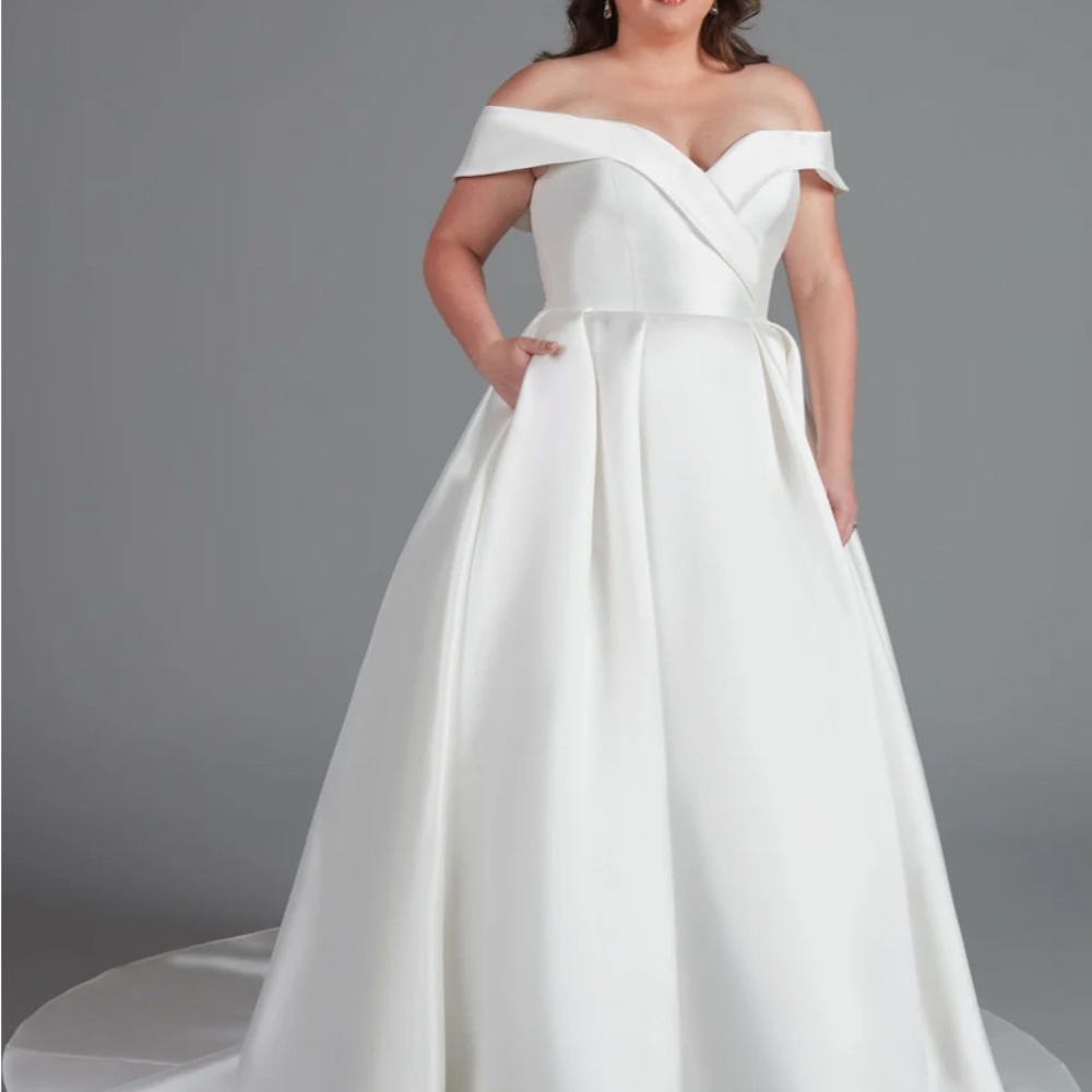 Elegant Off-Shoulder White Dress Brand New!! - Picture 4 of 16